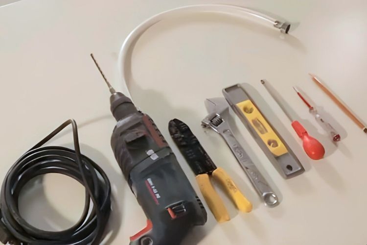 Chuẩn bị các dụng cụ để lắp bình nóng lạnh