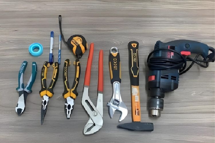 Chuẩn bị các dụng cụ để lắp bình nóng lạnh gián tiếp