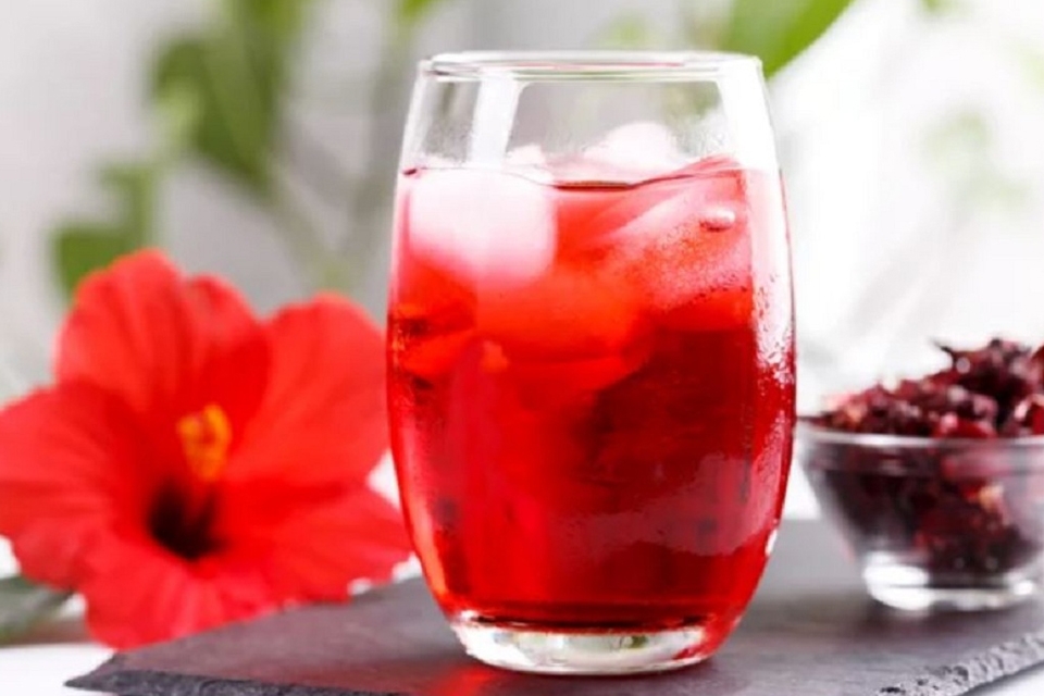 Cách pha trà hoa dâm bụt lạnh.