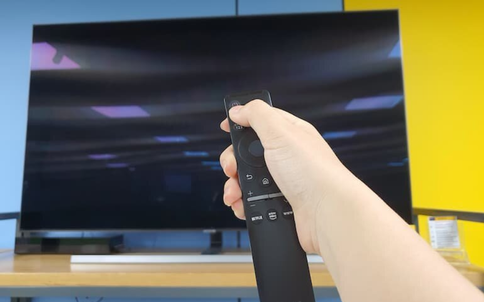 Khởi động lại tivi là việc nên làm đầu tiên