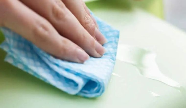 cách tẩy băng dính trên nhựa 2