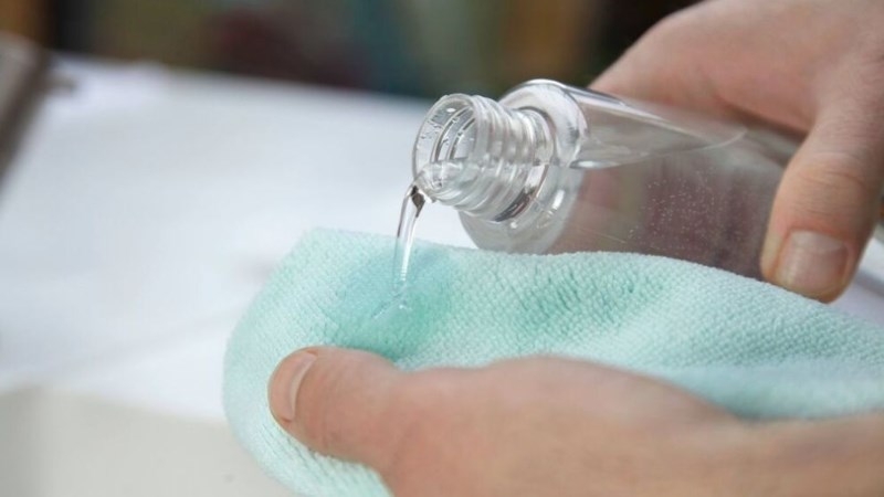 cách tẩy băng dính trên nhựa 6
