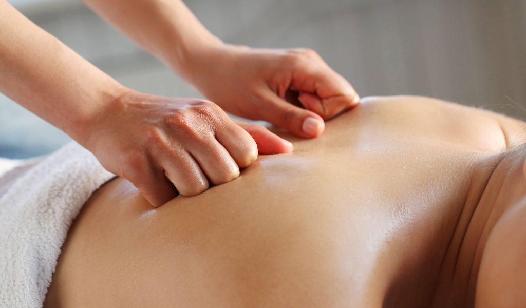 Các cách massage lưng để giảm mệt mỏi và những lưu ý khi thực hiện để đảm bảo an toàn 1