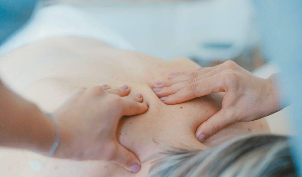 Các cách massage lưng để giảm mệt mỏi và những lưu ý khi thực hiện để đảm bảo an toàn 2