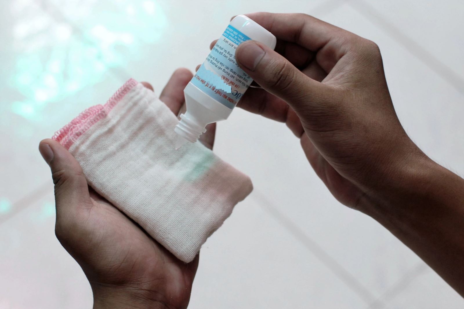 cách tẩy keo xốp dán tường 2