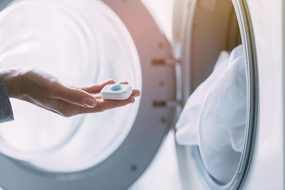Cách sử dụng viên tẩy máy giặt - Ảnh 02