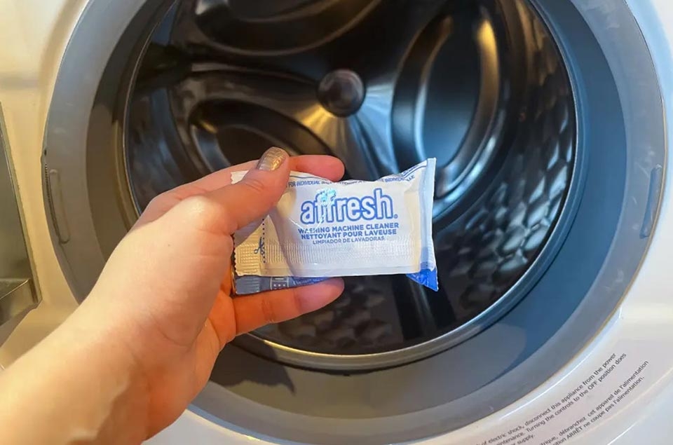 Cách sử dụng viên tẩy máy giặt - Ảnh 03