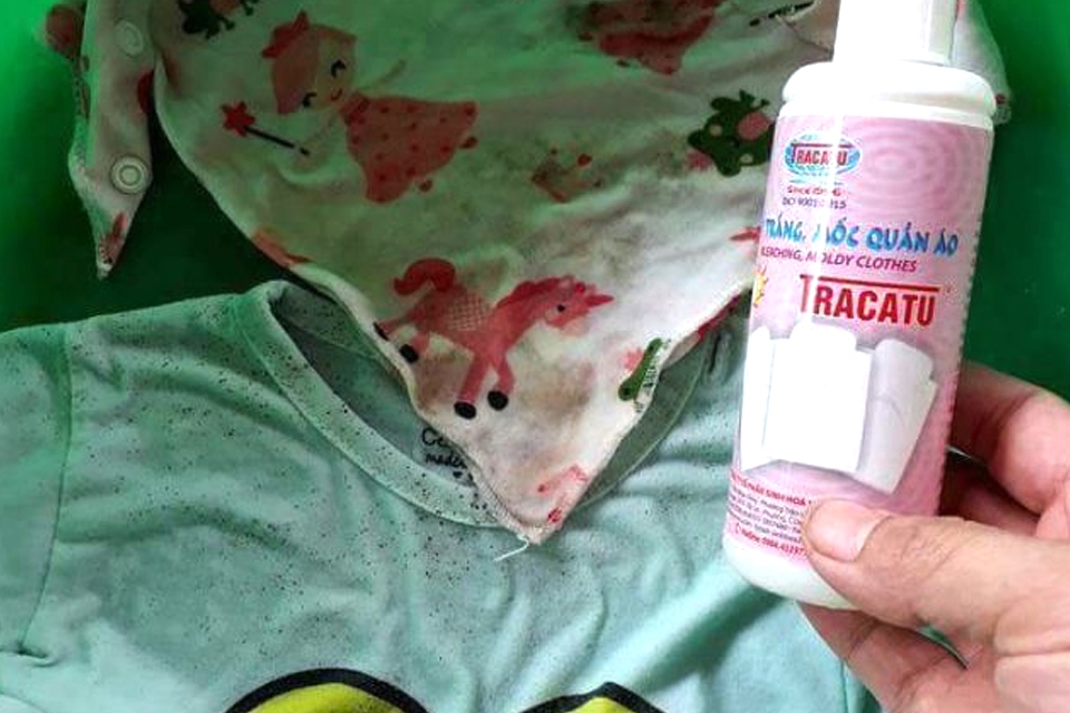 Dùng thuốc tẩy để tẩy mốc quần áo.