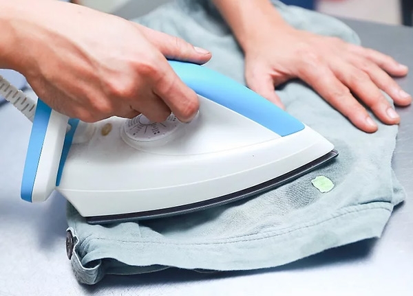 cách tẩy kẹo cao su dính vào quần áo 3
