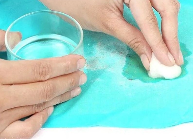 cách tẩy kẹo cao su dính vào quần áo 5