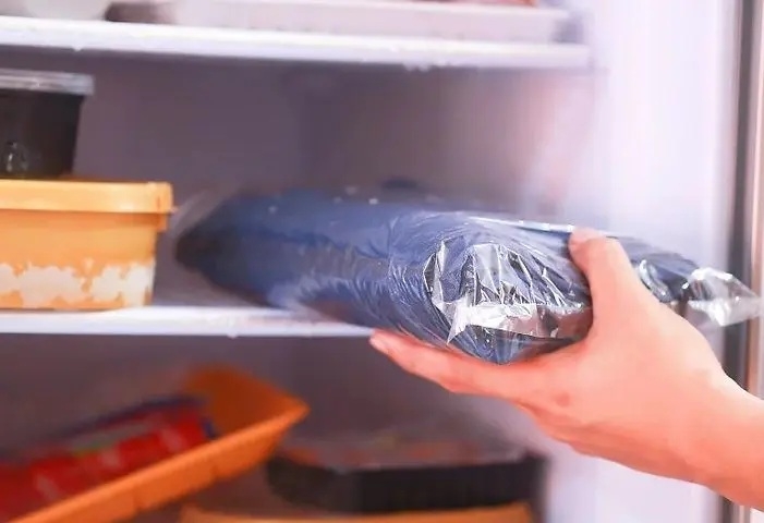 cách tẩy kẹo cao su dính vào quần áo