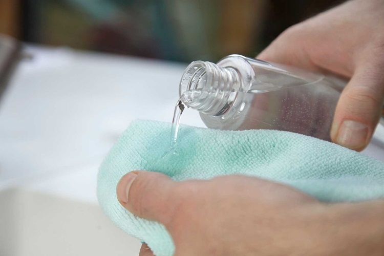 Mách bạn cách tẩy vết băng keo dính trên mọi bề mặt cực sạch, dễ dàng và nhanh chóng - Hình 1