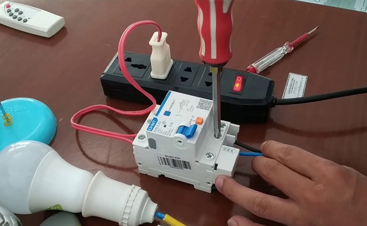 Aptomat chống giật là gì? Có nên lắp Aptomat chống giật cho máy nước nóng hay không? 6