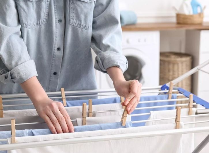 cách làm khô quần áo bằng quạt 4