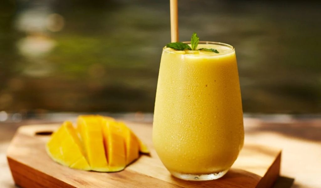 Hướng dẫn cách làm sinh tố xoài với sữa tươi mát lạnh, giải nhiệt mùa hè rất đơn giản 1
