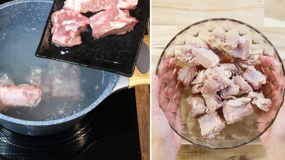 Sơ chế xương sườn heo và ướp gia vị cho thấm.