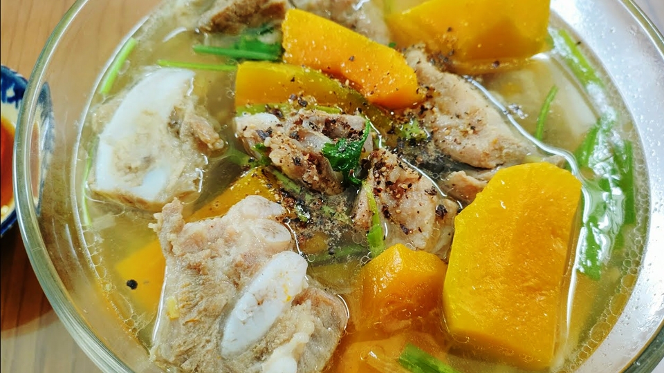 Tô canh bí đỏ hầm xương thơm ngon, bổ dưỡng.