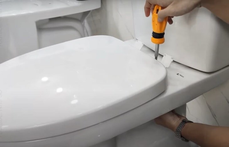 Thay nắp bồn cầu: Hướng dẫn chi tiết từ A-Z, ai cũng có thể thực hiện một cách dễ dàng 3