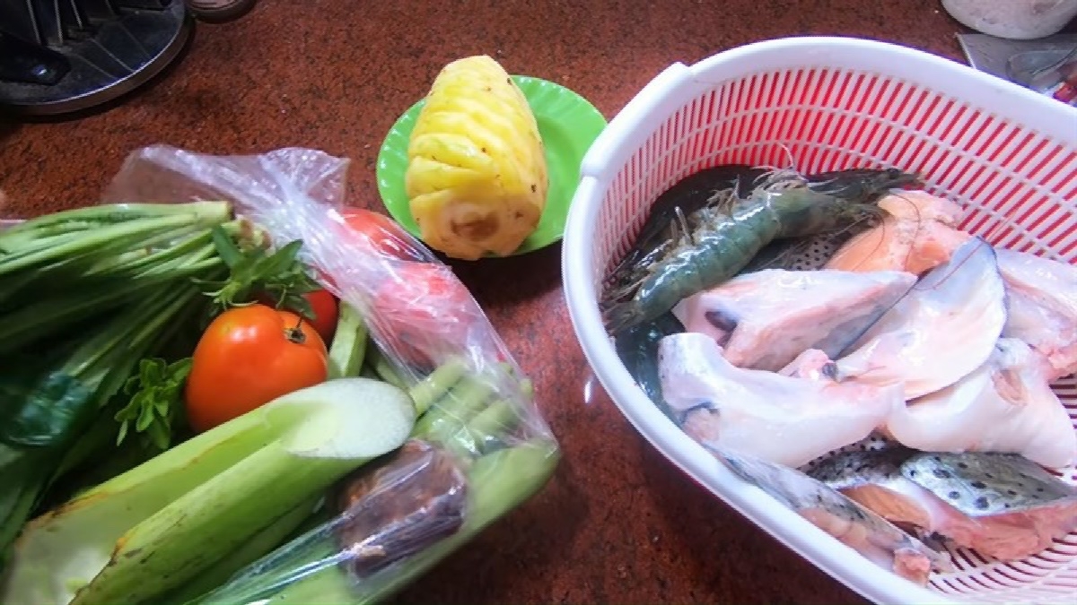 đầu cá hồi nấu canh chua - hình 1