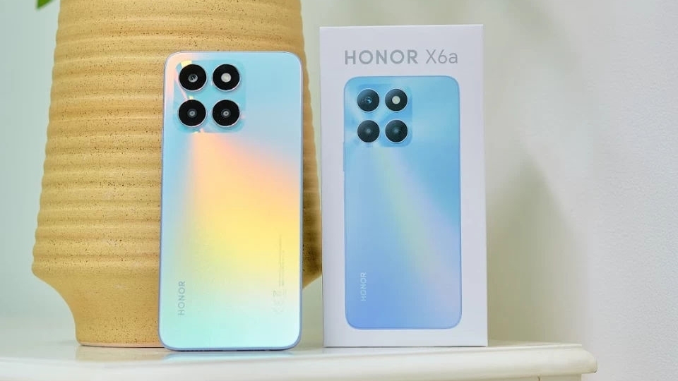 Điện thoại Honor X6a có thiết kế tinh tế, màu sắc dịu nhẹ, màn hình tràn viền HD+ 6.56 inch và được trang bị công nghệ Dynamic Dimming