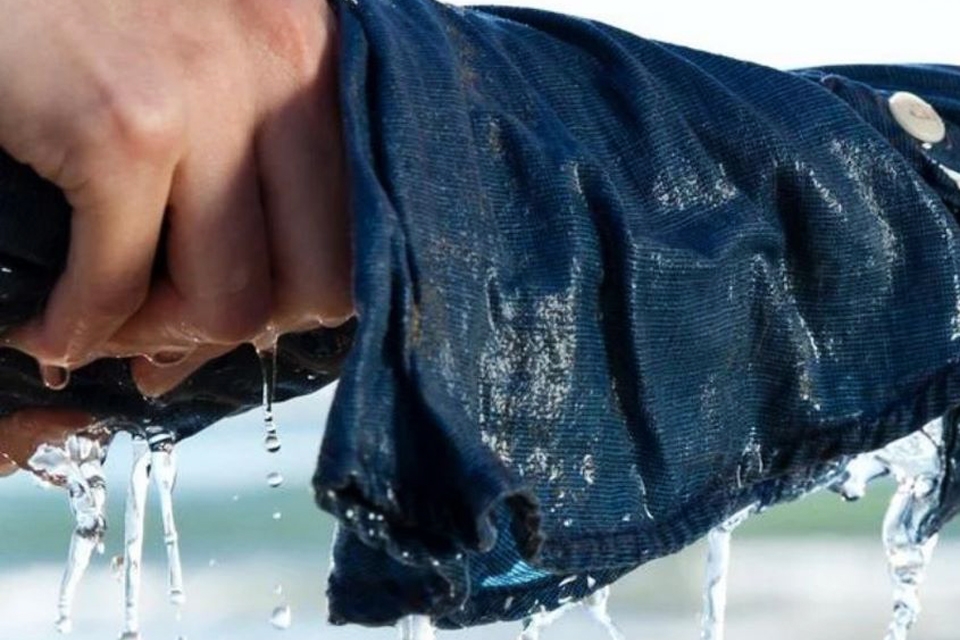Giặt quần jean mới mua bằng nước sạch.
