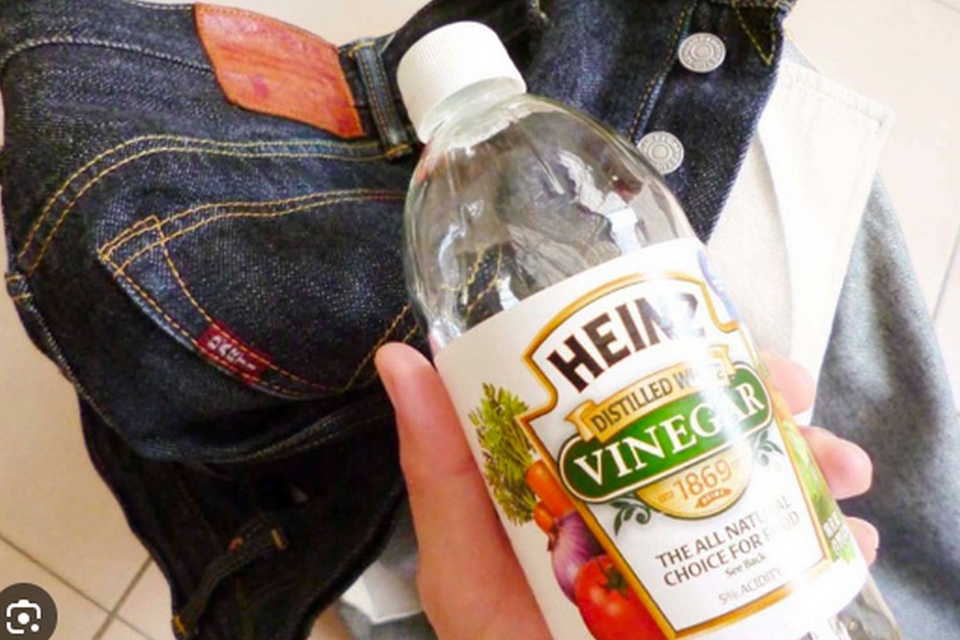 Ngâm quần jean với giấm.
