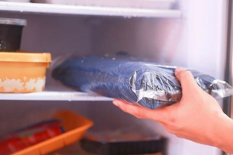 Cho quần jean vào ngăn đông tủ lạnh.