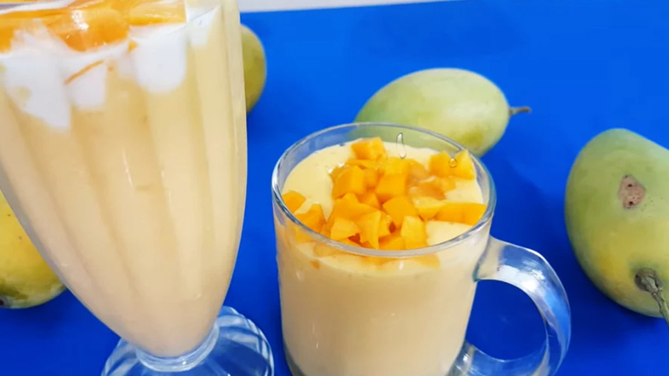 Trang trí xoài miếng lên ly sinh tố xoài sữa chua.