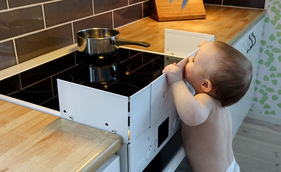 khóa trẻ em trên bếp điện