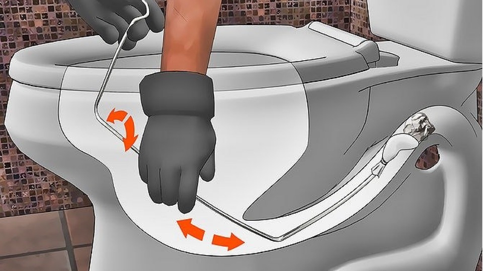 Thông bồn cầu bằng móc treo quần áo