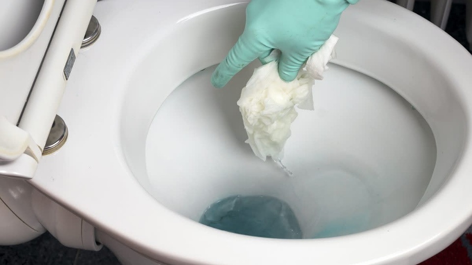 Tích tụ nước cứng trong bồn cầu