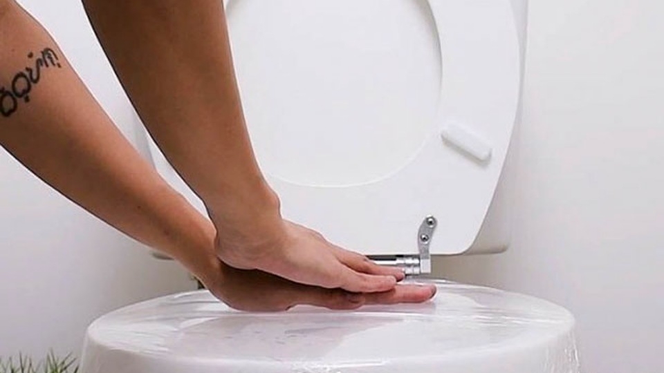 Thông bồn cầu bằng màng bọc thực phẩm