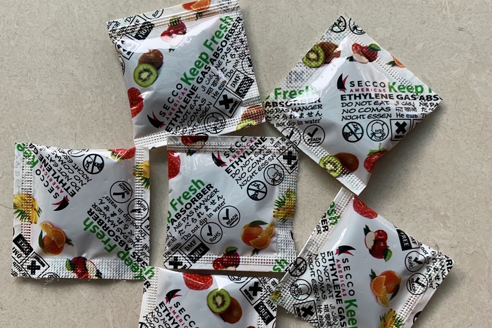 Gói hút ẩm Ethylene bảo quản trái cây.