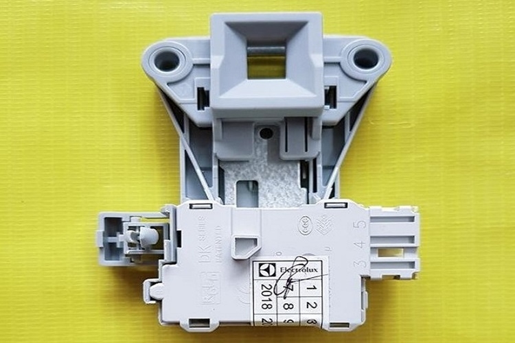Cấu tạo, nguyên lý hoạt động và dấu hiệu khi công tắc cửa máy giặt Electrolux bị hỏng - Hình 3