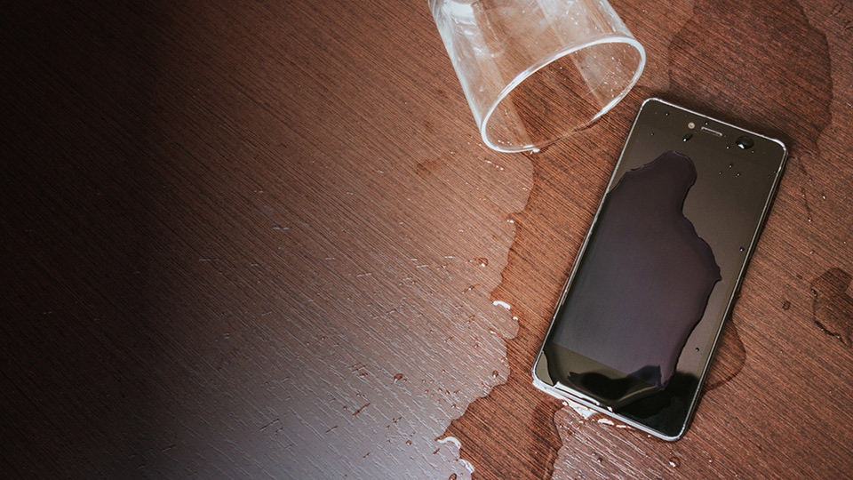 Nhiều nguyên nhân khiến điện thoại bị vô nước