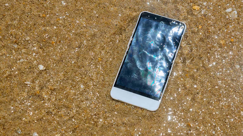 Điện thoại vào nước gây hỏng quá nặng nên cần thay mới