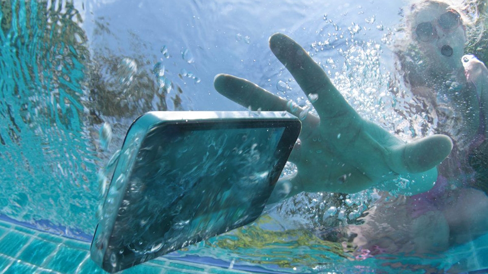 Người dùng có thể vô tình làm điện thoại rơi xuống nước