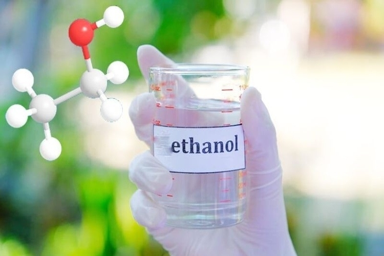 Cồn y tế gây kích ứng cho một số người nếu dùng tẩy thuốc màu tóc dính trên da