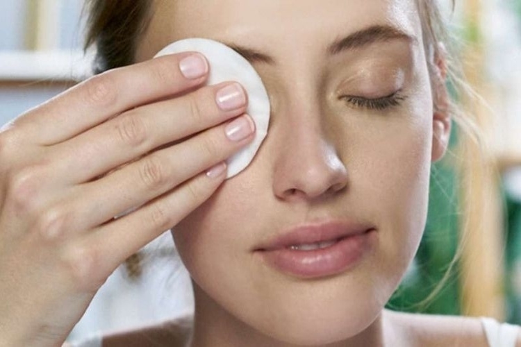 Dầu, nước tẩy trang là cách rửa sạch thuốc nhuộm tóc dính trên mặt an toàn