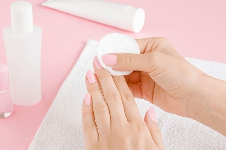 Cách thức dùng nước rửa móng tẩy thuốc nhuộm tóc dính trên tay