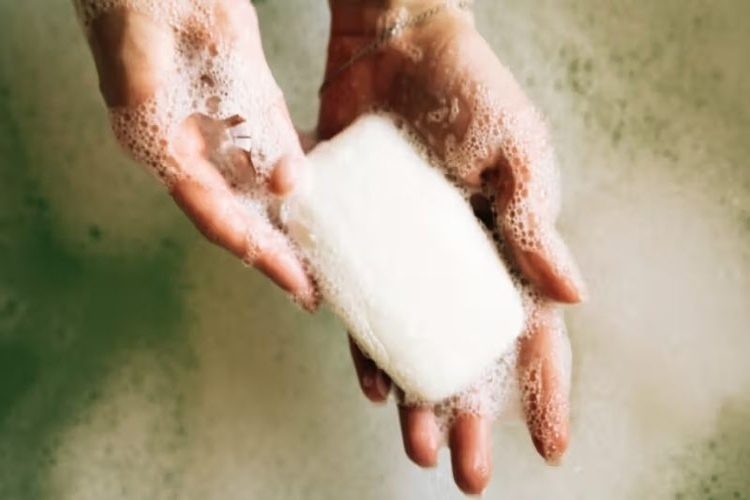 Xà phòng và nước ấm là dung dịch tẩy rửa dịu nhẹ, an toàn cho tay