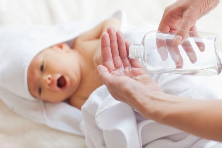 Dầu em bé tẩy sạch thuốc nhuộm tóc trên da mà không gây kích ứng