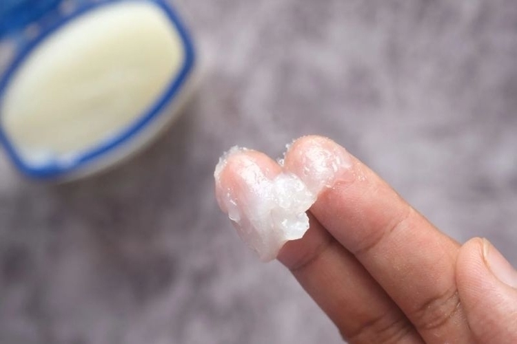 Dưỡng ẩm Vaseline có công dụng tẩy rửa các vết bẩn do thuốc nhuộm gây ra