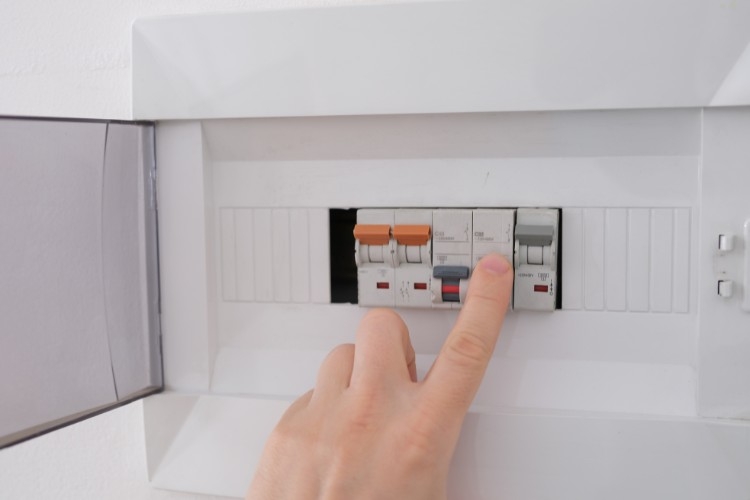 Luôn tắt nguồn điện trước khi lắp đặt công tắc 2 chiều