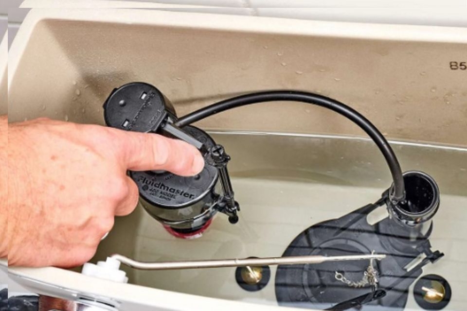 Bồn cầu không có nước do đường ống cấp nước bị tắc nghẽn.