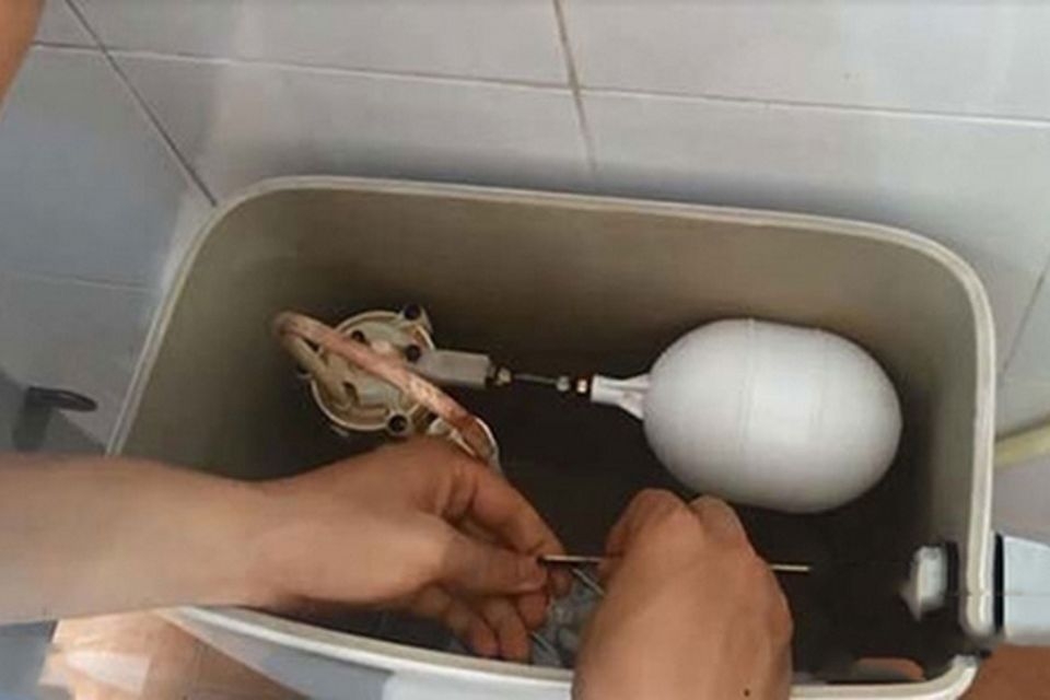 Bồn cầu không có nước do két nước bị nứt.