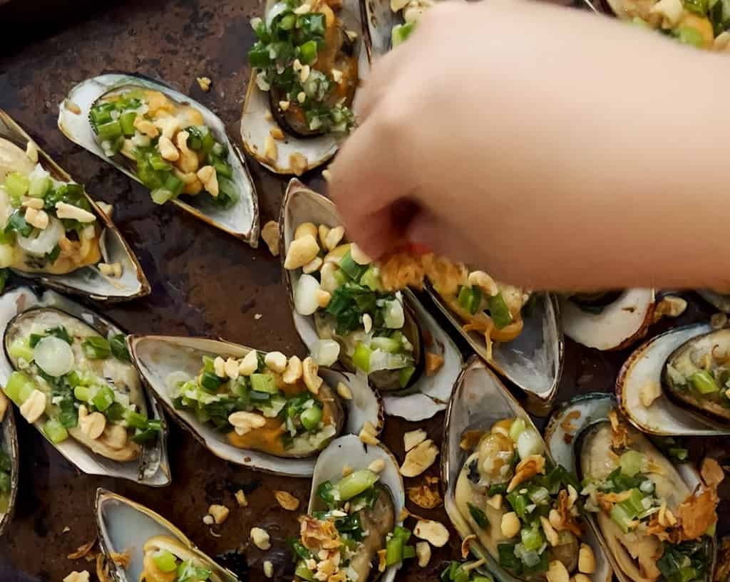 Cách làm vẹm nướng mỡ hành tại nhà 6