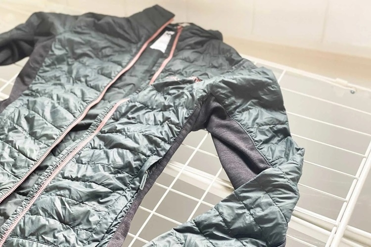 Bí quyết cách giặt áo phao không bị dồn bông, vẫn giữ được dáng áo nguyên vẹn - Hình 2