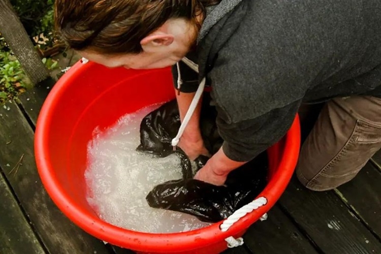 Bí quyết cách giặt áo phao không bị dồn bông, vẫn giữ được dáng áo nguyên vẹn - Hình 5