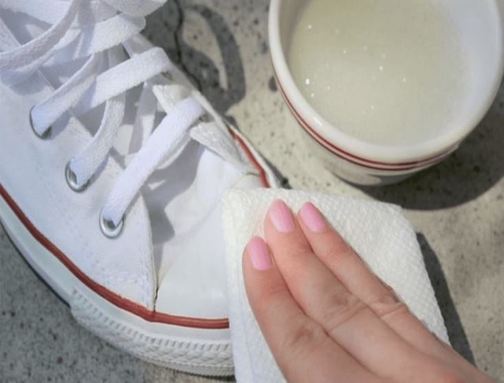 cách làm sạch giày da trắng 4
